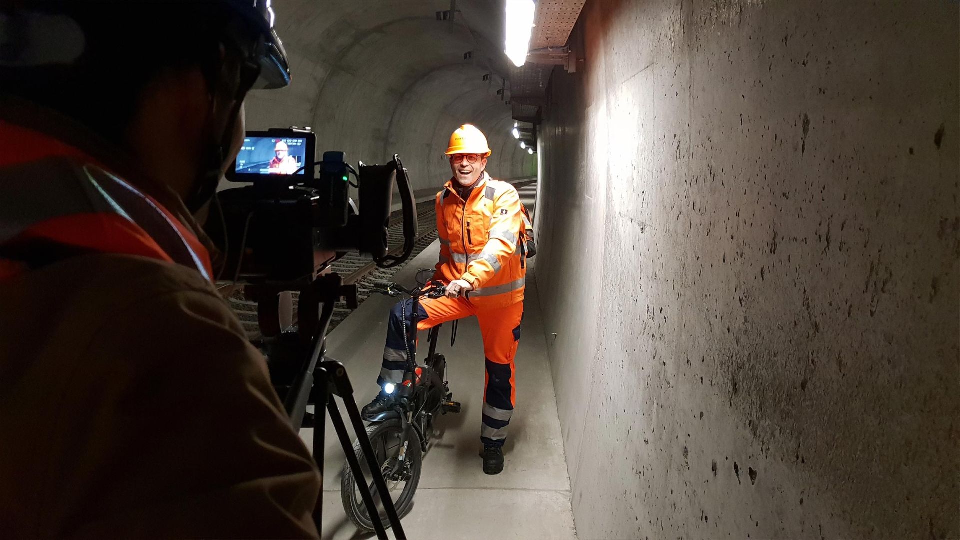 cablex Medienteam bei einer Videoaufnahme in einem Tunnel.