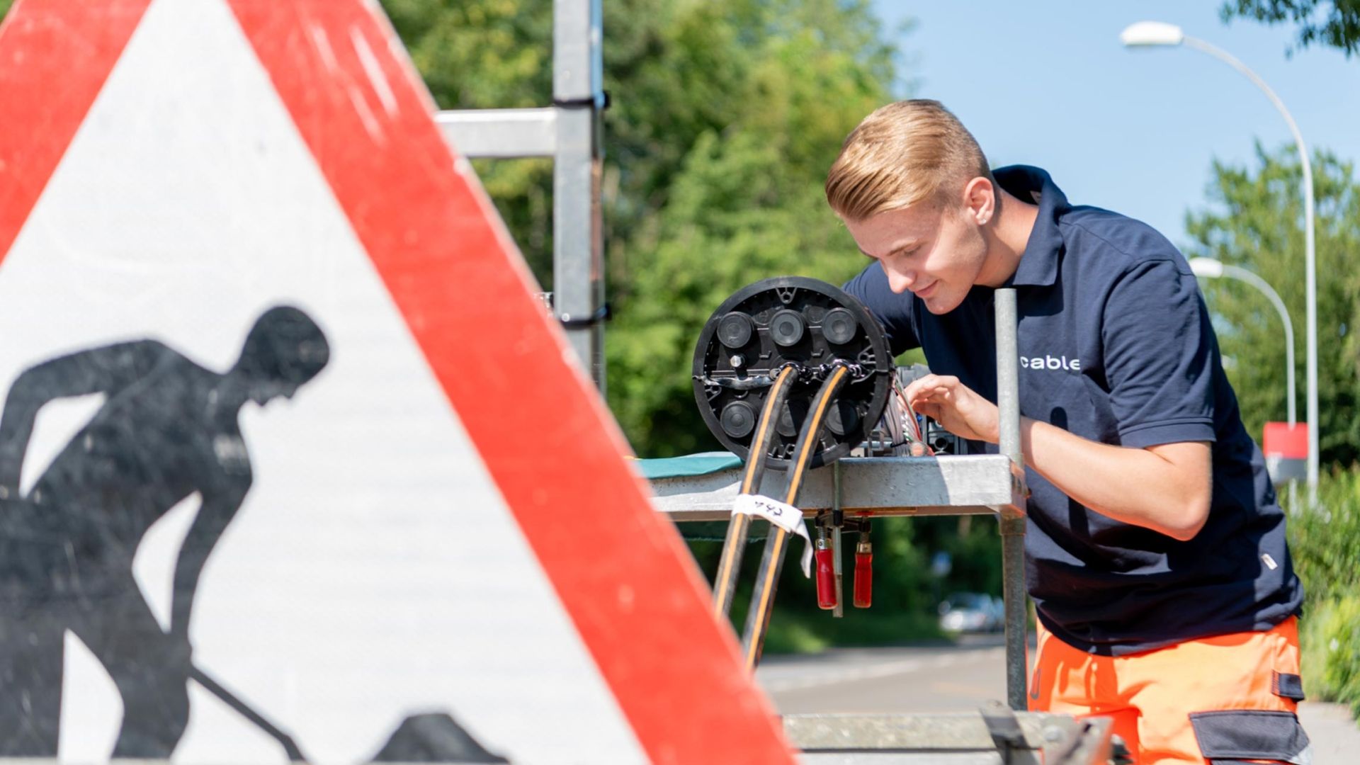 cablex Mitarbeitender arbeitet auf der Baustelle an einer Muffe.