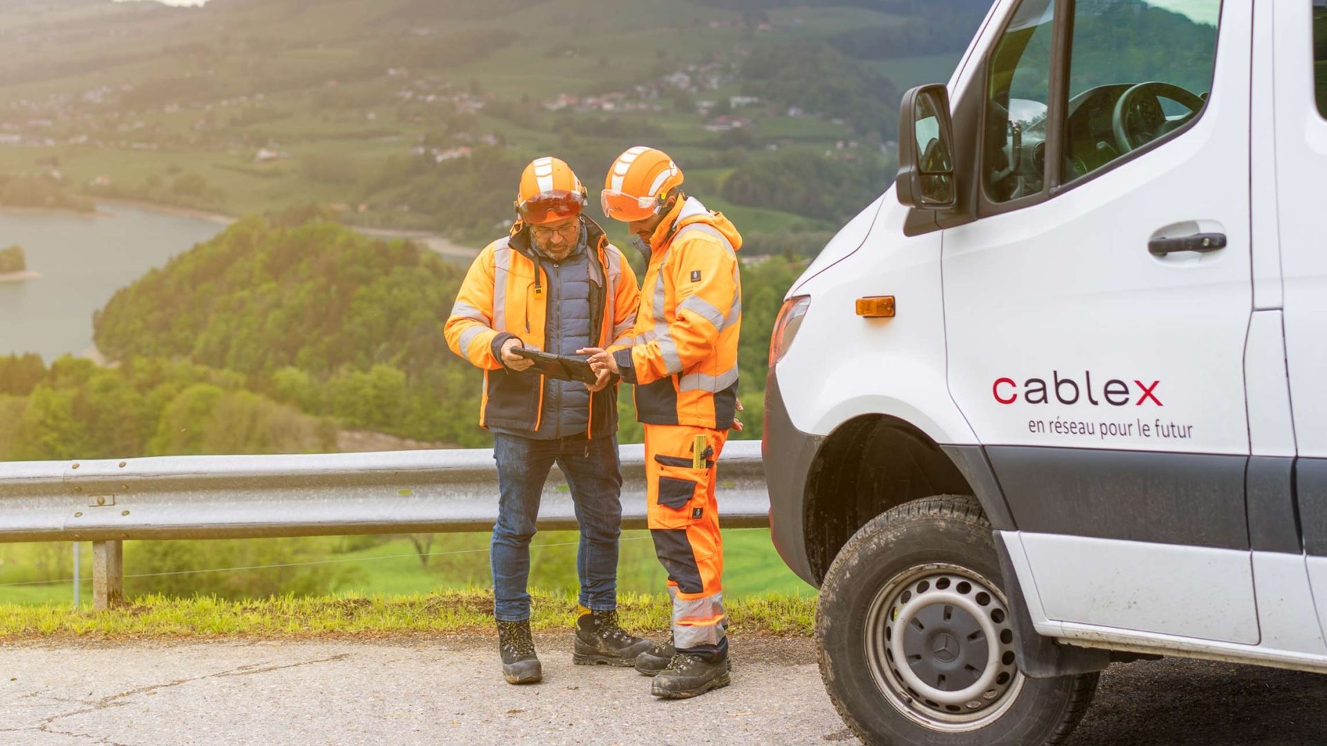 Projektbesprechung zwischen zwei cablex Mitarbeitenden in wunderschöner Natur.