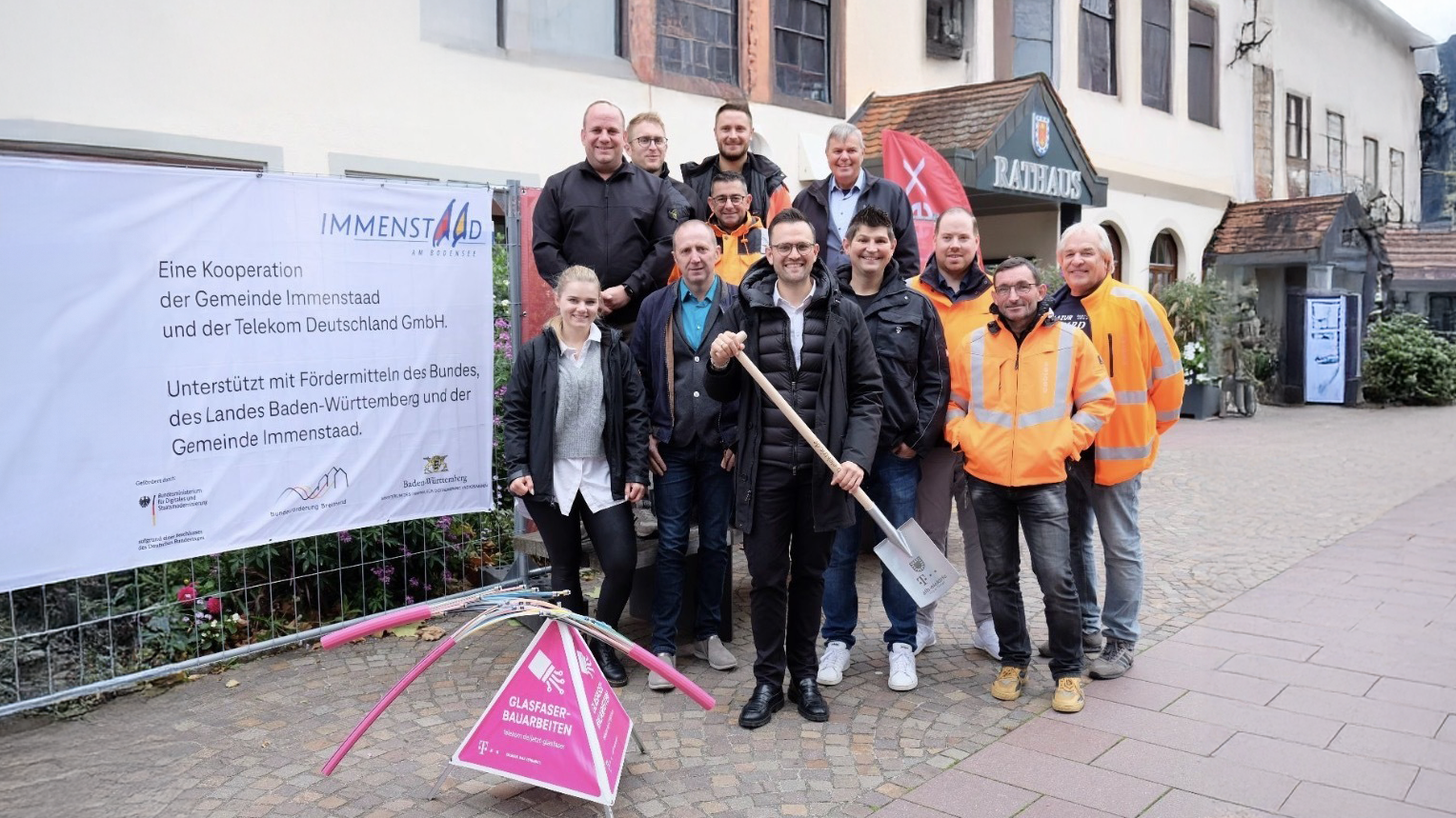 Bürgermeister und Personen der deutschen Telekom und cablex beim Spatenstich