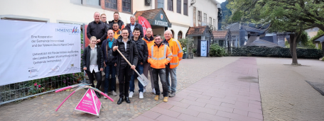 Bürgermeister und Personen der deutschen Telekom und cablex beim Spatenstich