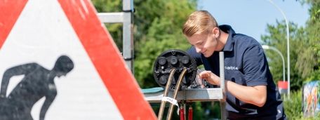 cablex Mitarbeitender arbeitet auf der Baustelle an einer Muffe.