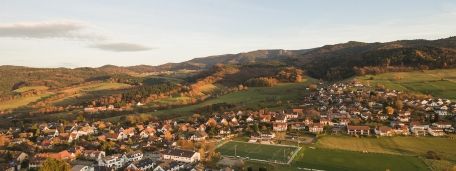 Vogelperspektive eines Dorfes