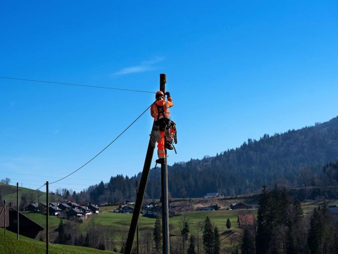 cablex Mitarbeitender auf einem Freileitungsmasten.